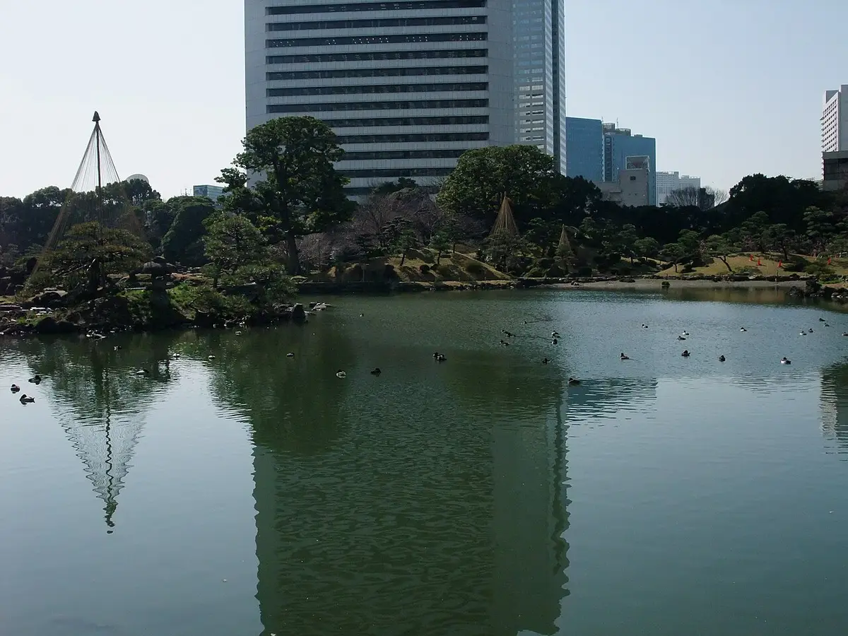 旧芝離宮恩賜庭園の池と庭景