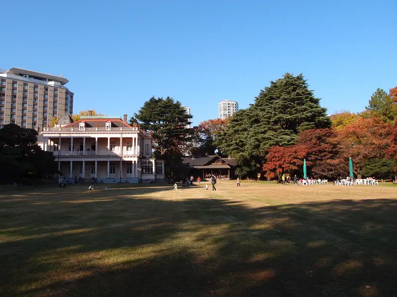 旧岩崎邸庭園の洋館と芝庭