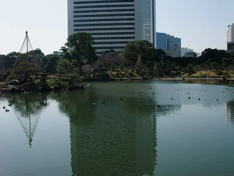 旧芝離宮恩賜庭園の池と庭景