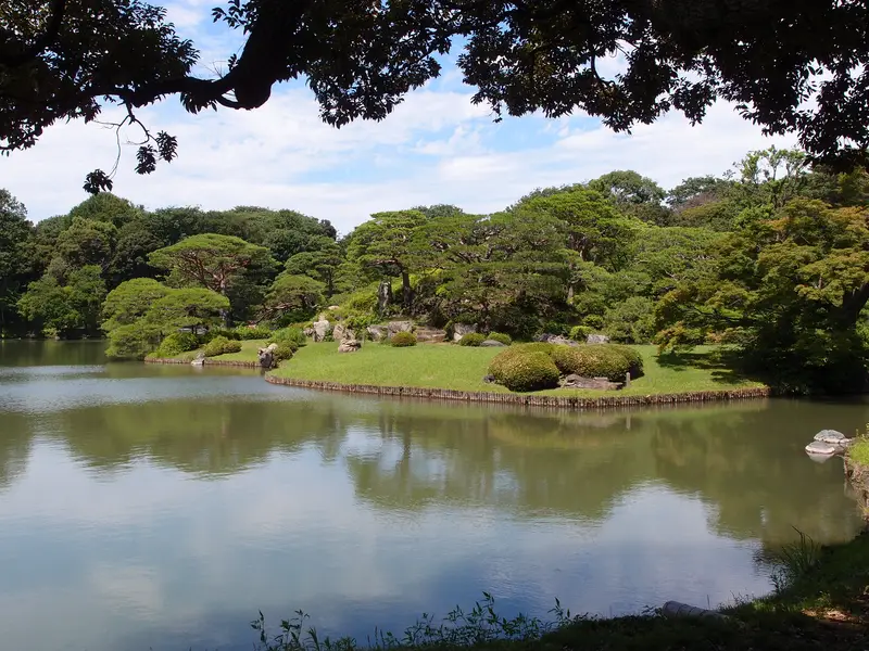 夏に歩きたい東京の庭園の水辺